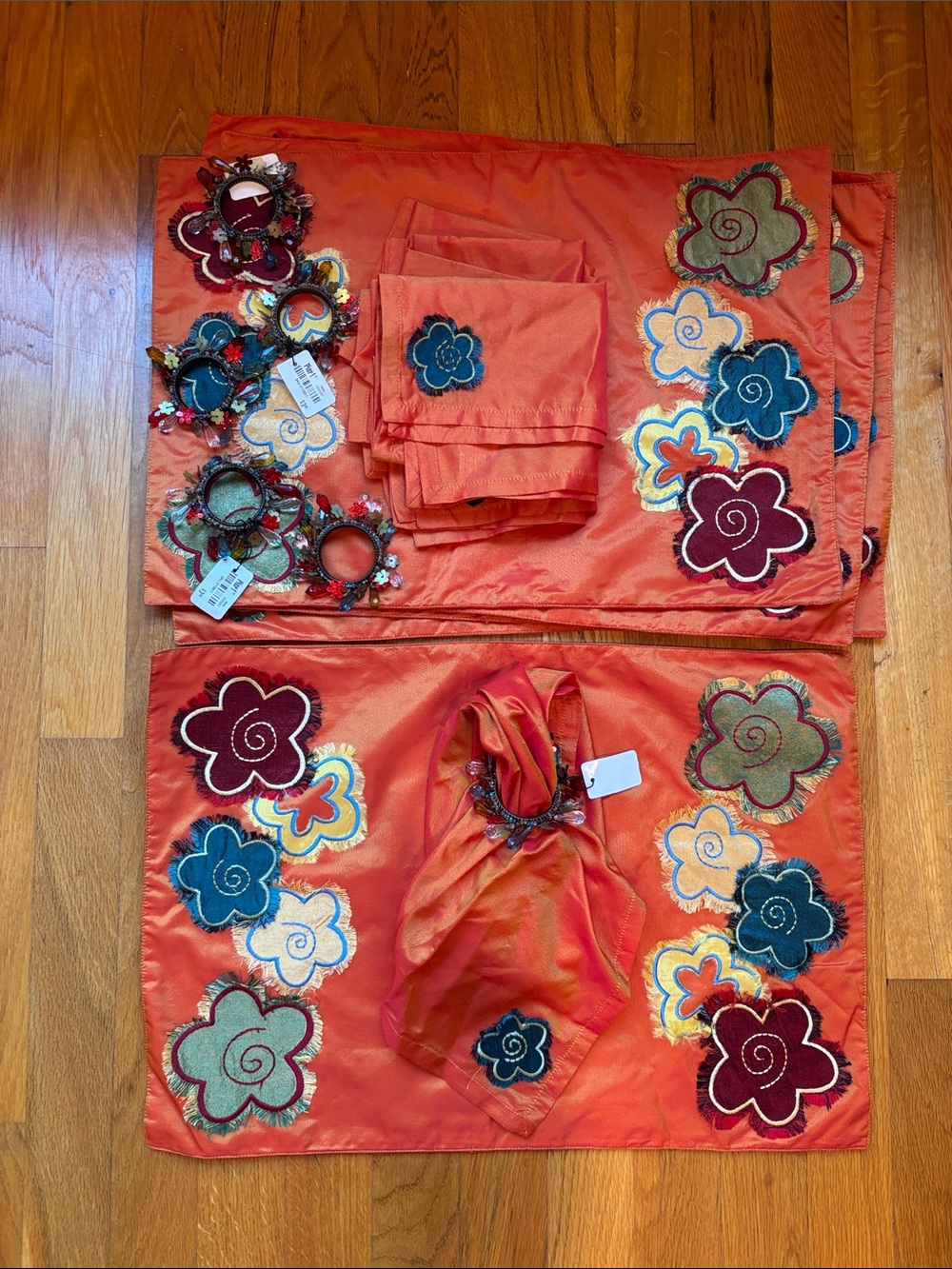 Pier 1 6 Piece Orange Floral Embroidered Table Placemats and Napkins With Rings